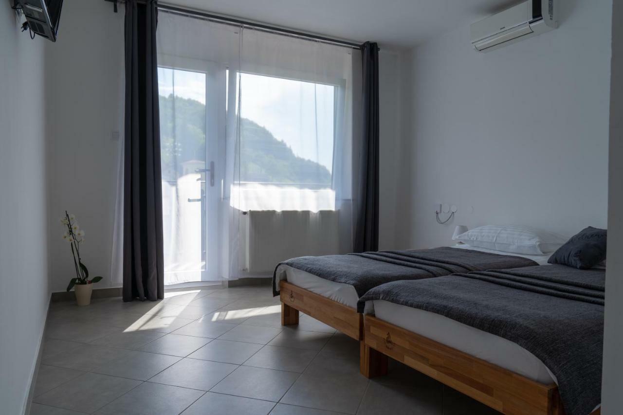 The Foxhouse Hotell Tolmin Exteriör bild